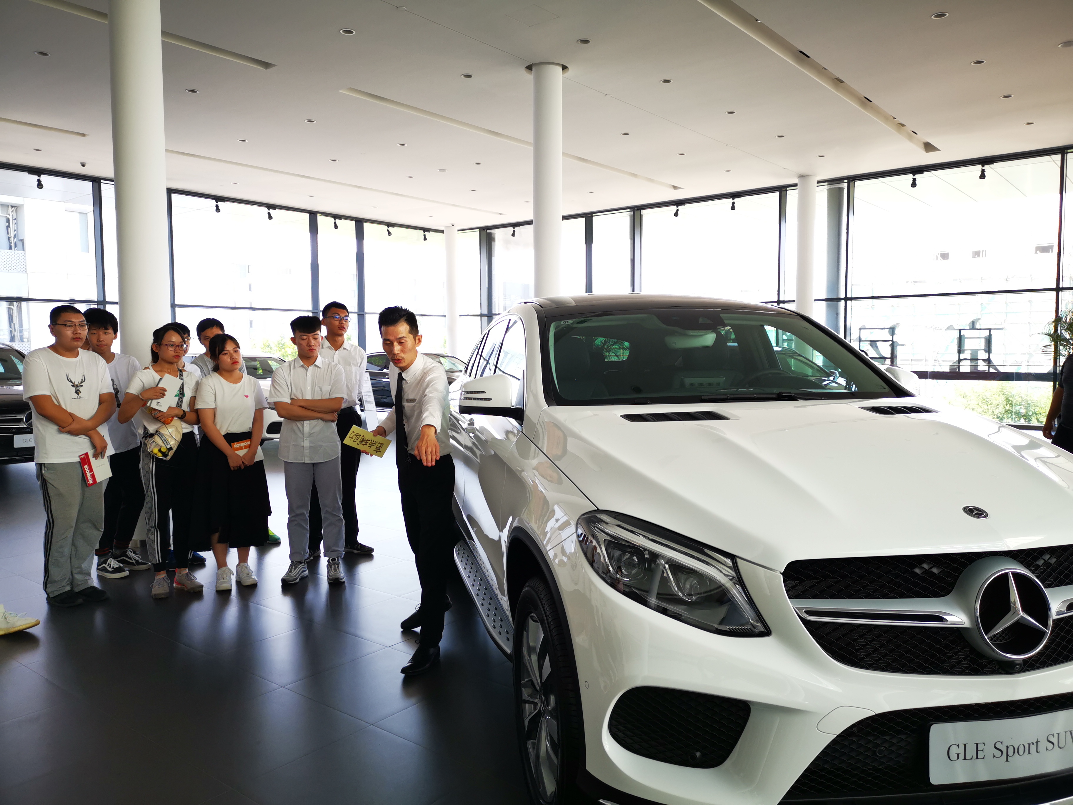 学生在奔驰项目参加实训